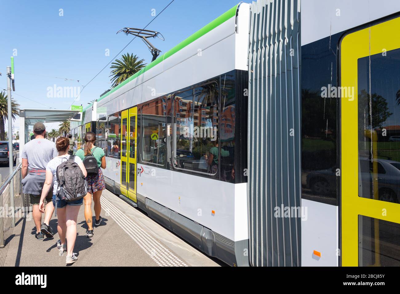Passagiere, die mit der Straßenbahn in Richtung City Central, Esplanade, St Kilda, Melbourne, Victoria, Australien fahren Stockfoto