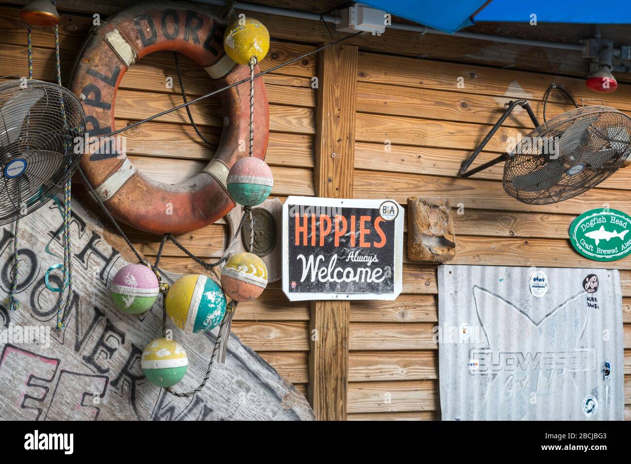 Hippies Always Welcome Schild an der Seite eines Barrestaurants in Key West, Florida. Holzbauhaus mit nautischer Dekoration. Stockfoto