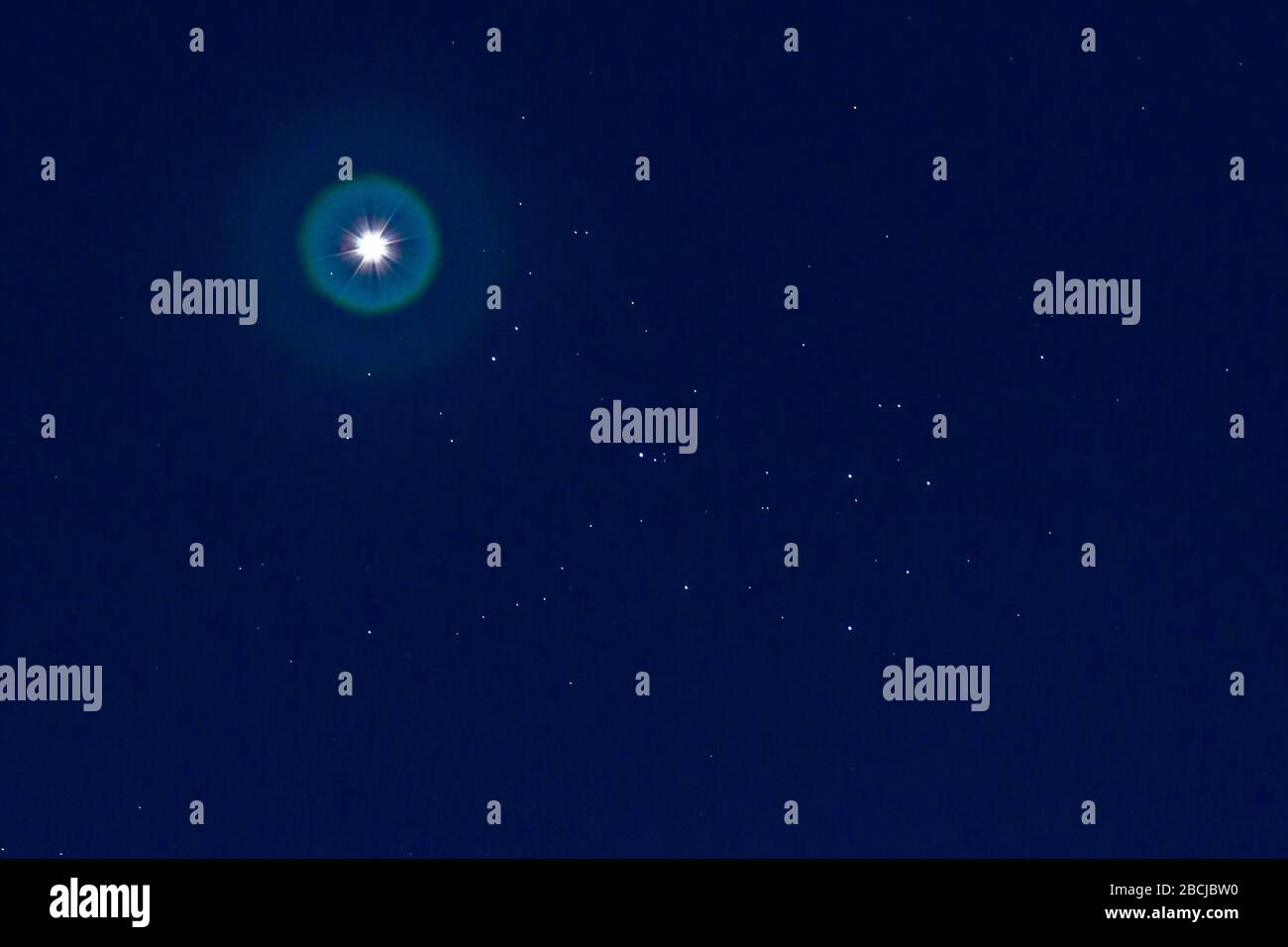 Birmingham, Großbritannien. April 2020. Der Planet Venus erscheint spektakulär, da er "Photobomben", den Sternhaufen, der als Plejaden oder die sieben Schwestern bekannt ist, vor den Sternen am frühen Abendhimmel vorbeizieht. Die Venus, manchmal auch Abendstern genannt, schillert derzeit in der Stärke -4,5 - fast so hell, wie sie es möglicherweise bekommen kann. Für viele Astronomen ist dies ein besonderes Ereignis. Kredit: Peter Lopeman/Alamy Live News Stockfoto