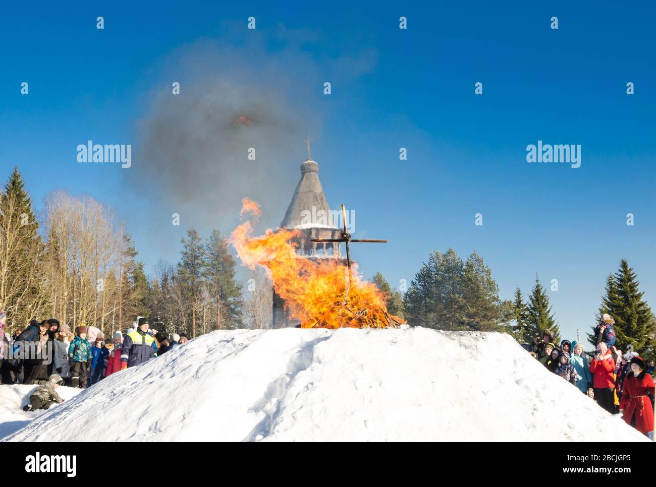 März 2020 - Malye Korely. Brennende Vogelscheuche auf der Fastnacht. Russland, Region Archangelsk Stockfoto