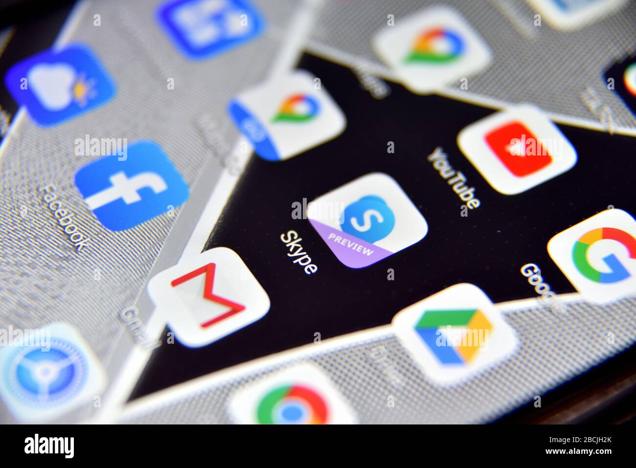 Valverde (CT), Italien - 04. April 2020: Nahansicht der Skype Icon App auf einem Android-Smartphone, einschließlich anderer Symbole. Stockfoto