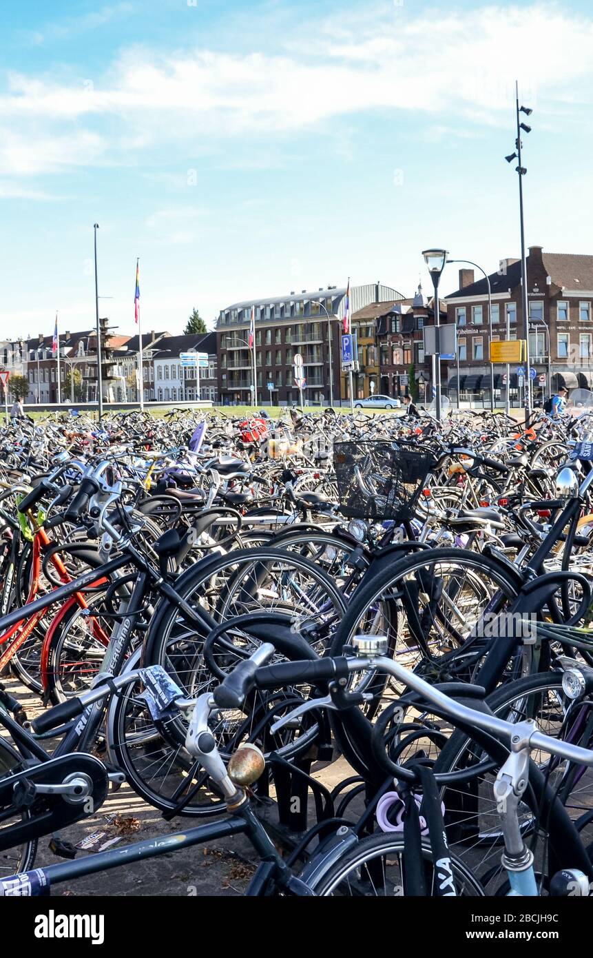 Venlo, Limburg-Niederlande - 13. Oktober 2018: Reihen geparktes Fahrrad in  der niederländischen Stadt in der Nähe des Hauptbahnhofs. Stadtradfahren.  Umweltfreundliches Transportmittel Stockfotografie - Alamy