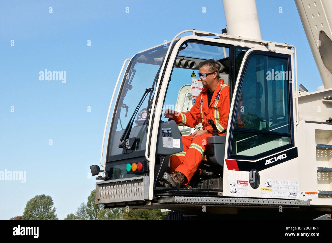 Der Kran-LKW-Betreiber im Gebäude von Maitreya Buddha. Stockfoto