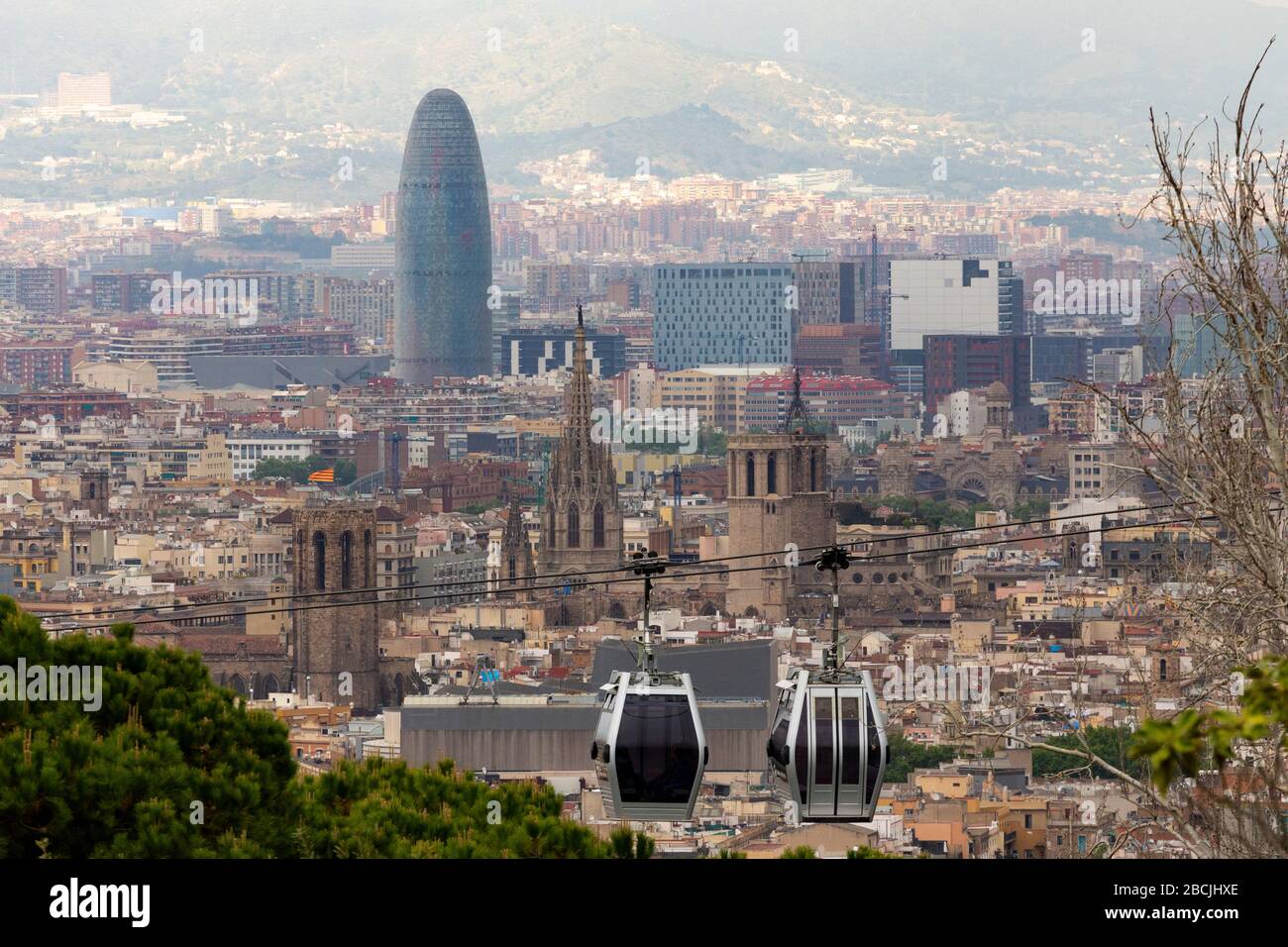 Das Stadtbild von Barcelona zeigt die Kathedrale von Barcelona und den Torre Glòries, mit den Seilbahnen im Vordergrund, Spanien Stockfoto