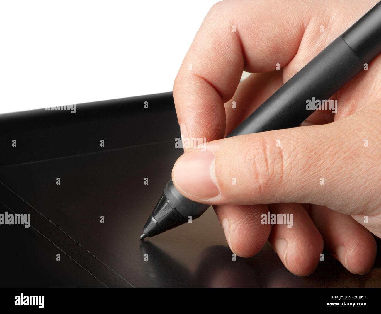 Die Hand zeichnet auf einem digitalen Grafiktablett mit Stift Stockfoto