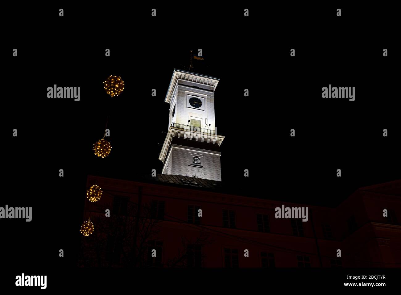 Lwiw, Ukraine ukrainische Stadt mit Blick auf das historische Gebäude auf dem Marktplatz der Altstadt Ratusha Ratusha City Hall Architektur nachts beleuchtet mit Stockfoto