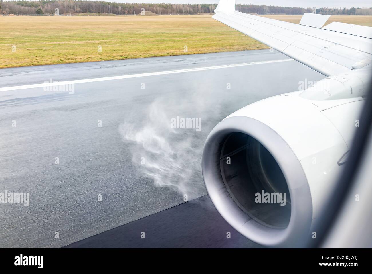 Nowy Dwor, Polen in der Nähe von Warschau Blick von der Fensterlandung auf der Start- und Landebahn des Flughafens mit Kondensationsnebelnebel vom Motor über den Flügel Stockfoto