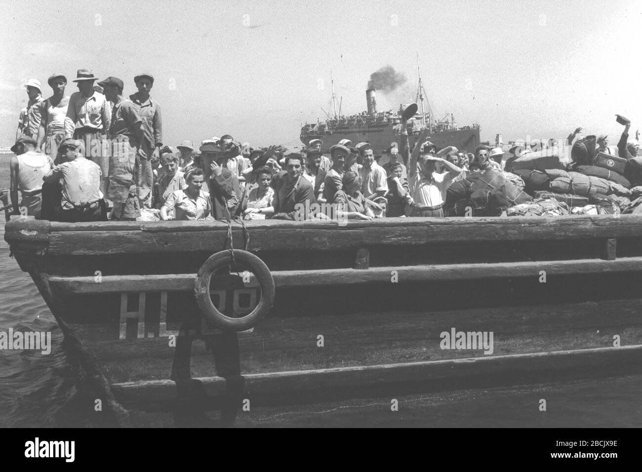 Englisch Die Deportierten Von Mauritius Werden Nach Ihrer Freilassung Von Der Insel Aus Der S Frankonia In Den Hafen Von Haifa Gebracht U O U O U C E O U U U U O O I U E O I O I C U E O I O O I