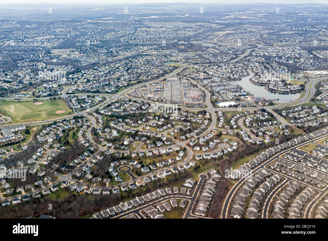 Washington DC Vororte im nördlichen Virginia Dulles International Airport Gebiet mit Luftaufnahme von Gebäuden Häuser unten im Winter vom Flugzeugfenster Stockfoto