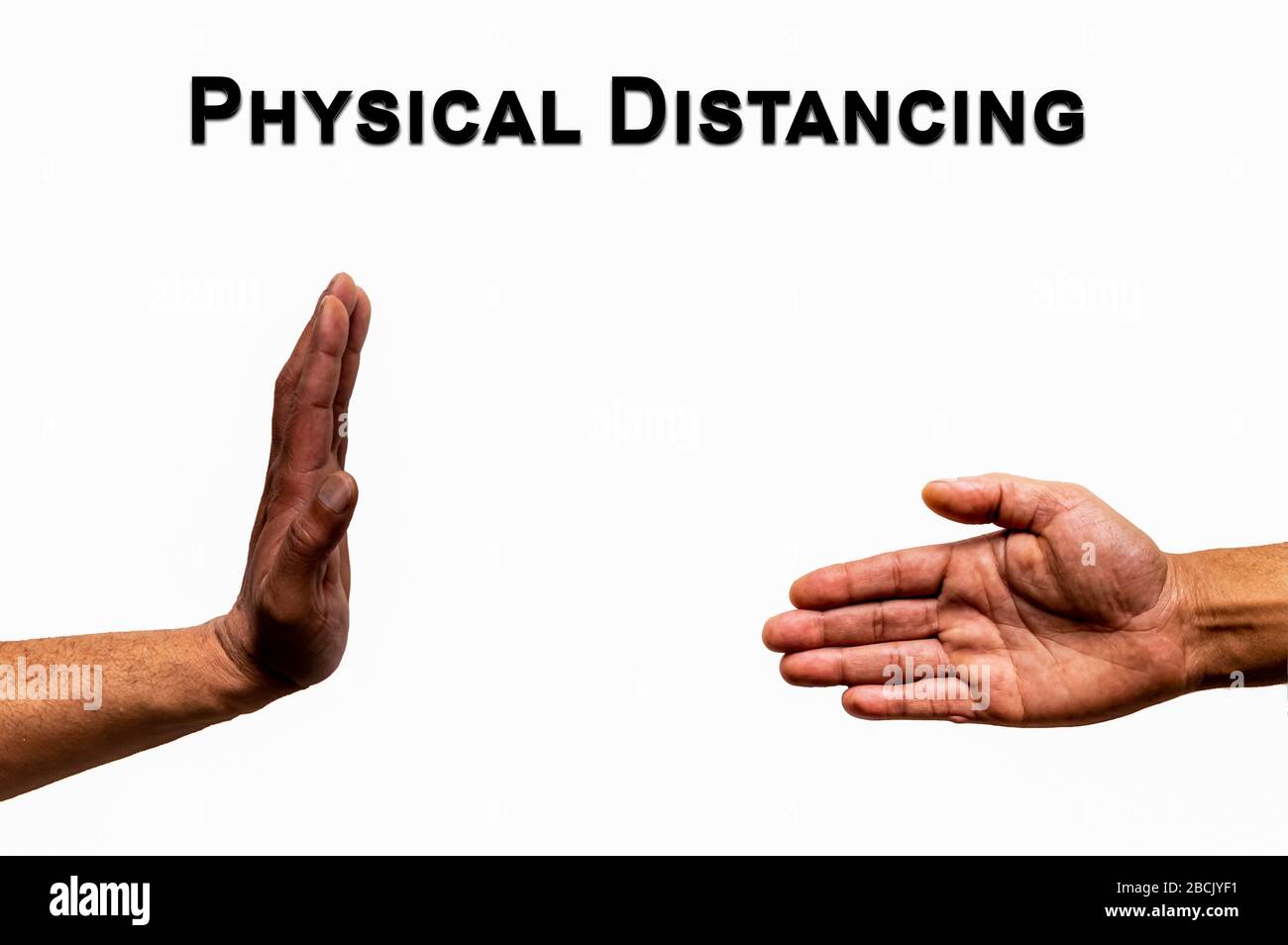 Zwei Hände berühren sich nicht mit schwarzem Text "PHYSISCHE DISTANZIERUNG". Stockfoto