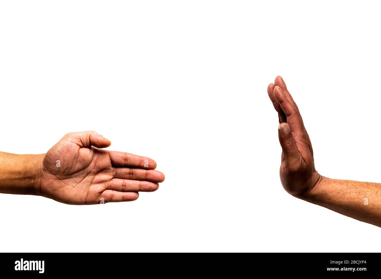 Zwei Hände berühren nicht einen weißen Hintergrund mit Kopierbereich. Konzept der physischen Distanzierung. Stockfoto