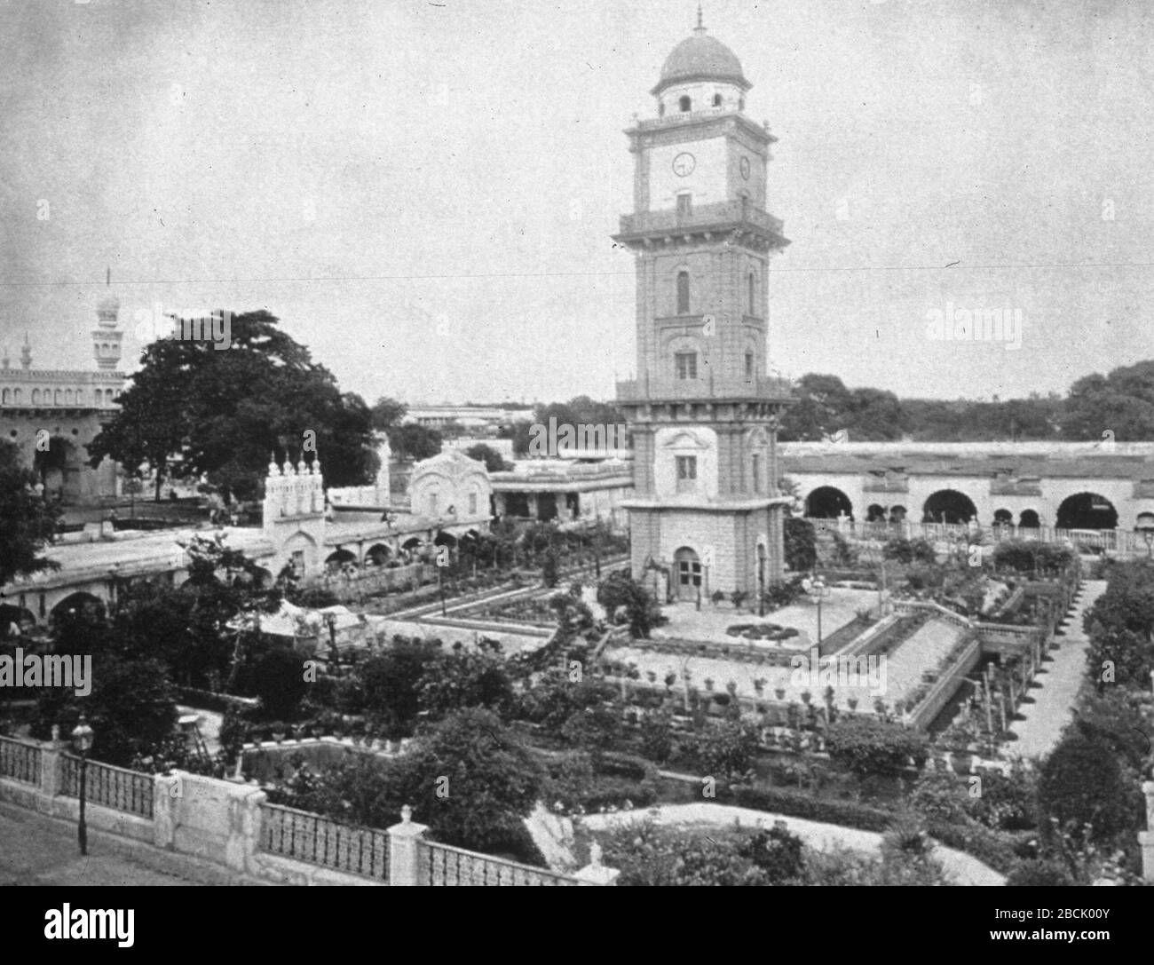 "Englisch: Mahbub Chowk Clock Tower, wie er im Jahr 1892 gesehen wurde. Erbaut in den Jahren 1890-92 von Asman Jah; 31. Dezember 1898; Foto von den blicken des Dominion des Nizam, von Claude Campbell, (Bombay, 1898); Claude Campbell; ' Stockfoto