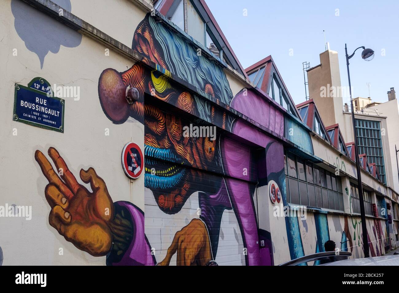 12 Rue Boussingault Paris. Wandgemälde mit Straßenkunst Stockfoto