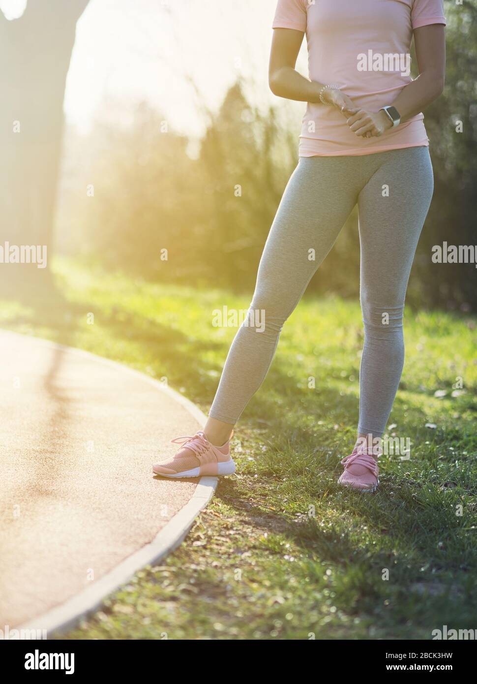 Junge Frau auf Laufstrecke im Park Closeup Stockfoto