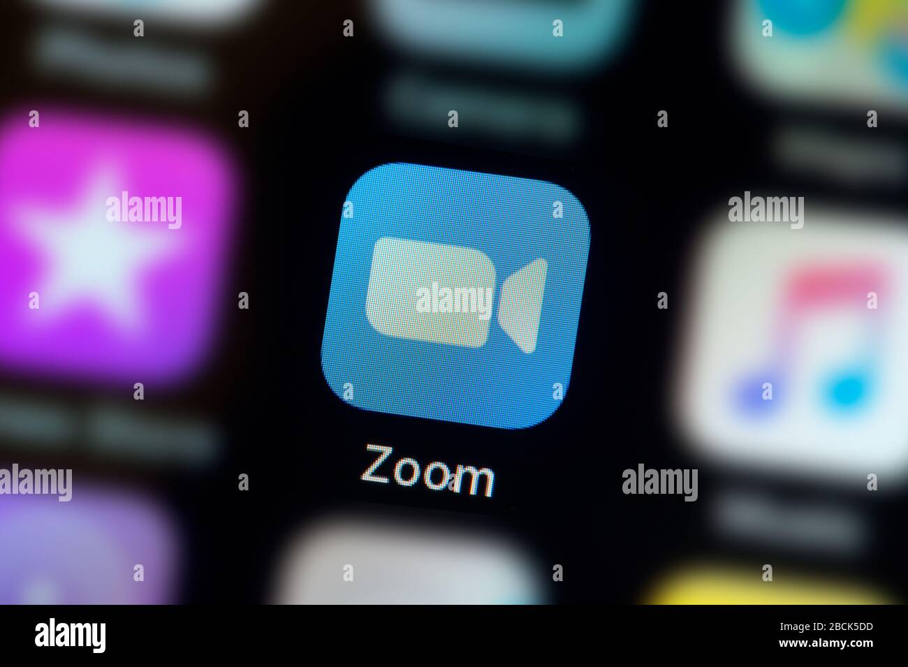 Nahaufnahme des Symbols der Zoom-App, wie auf dem Bildschirm eines Smartphones zu sehen (nur redaktionelle Verwendung) Stockfoto