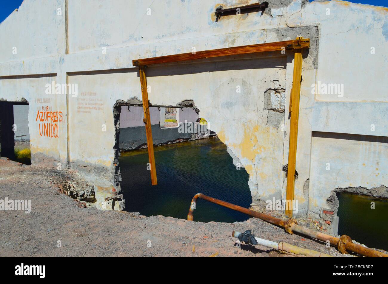 Schöne und tolle Piste bei der Casualidad Mine. Das Graffiti an der Wand sagt: "United Sulphur makers". Salta, Argentinien. Stockfoto