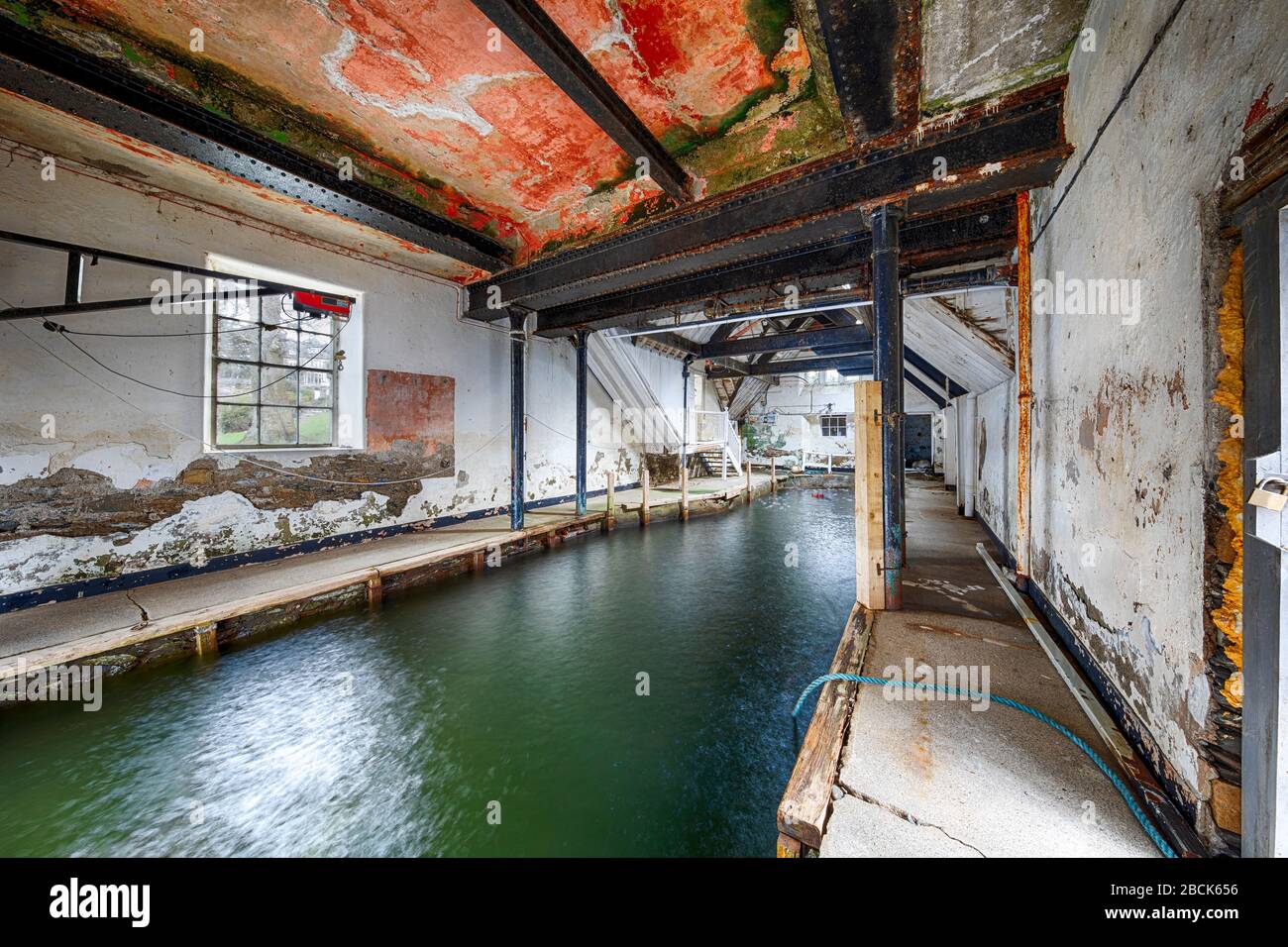 Verlassene Bootshaus in der Stadt erkunden hdr Stockfoto