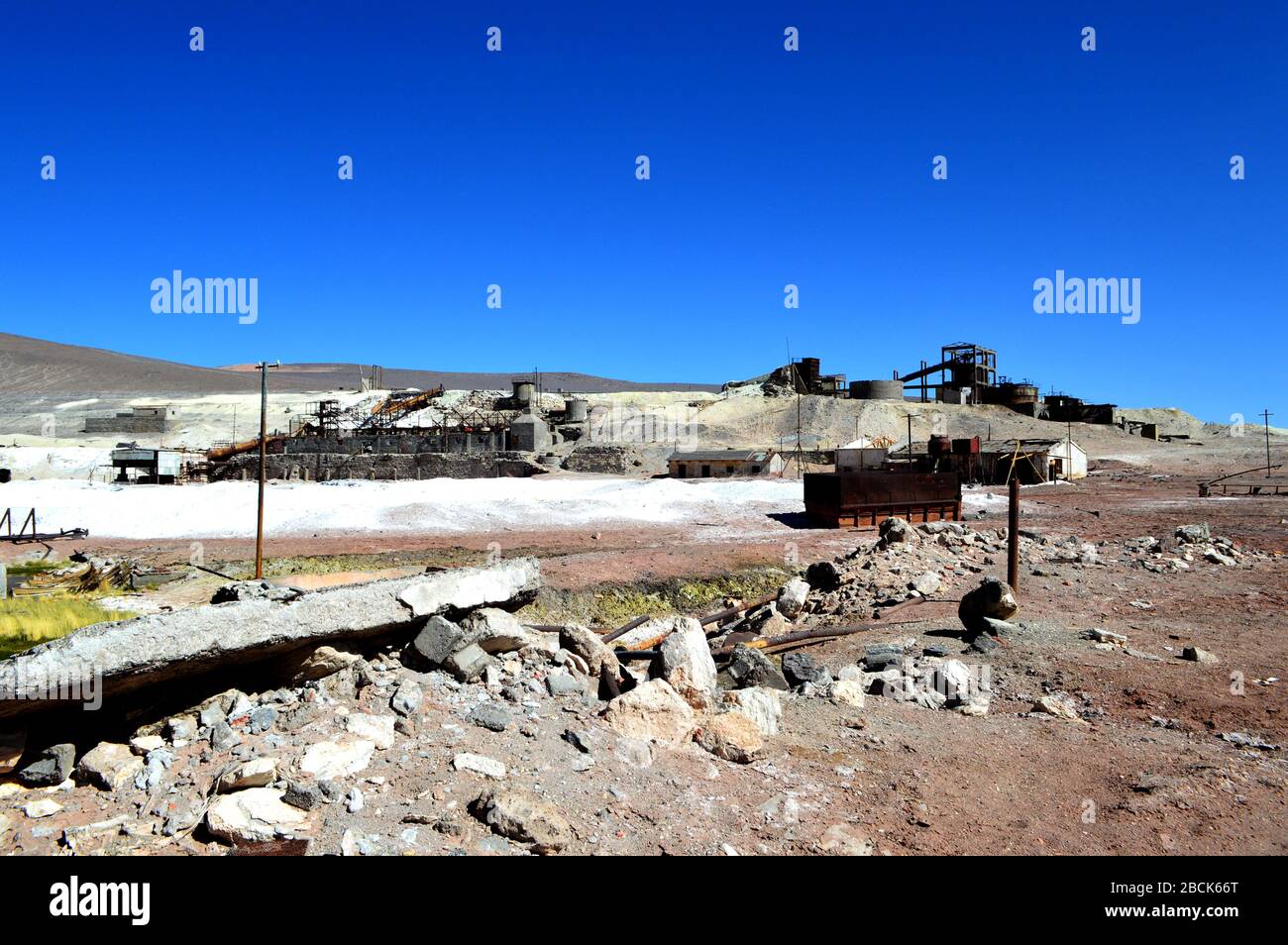 Industrieanlage, in der Schwefel verarbeitet wurde, bevor er zum Bahnhof Caipe gebracht wurde. Mine La Casualidad, Salta, Argentinien Stockfoto