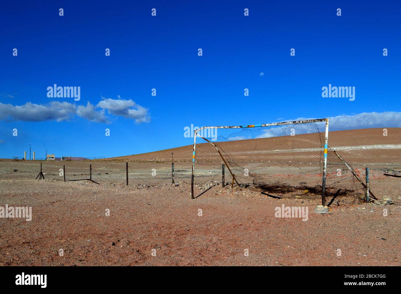 Bogen des Fußballfeldes der Mine La Casualidad. Zurück nach links ist der Eingang zur Siedlung zu sehen. Salta, Argentinien Stockfoto