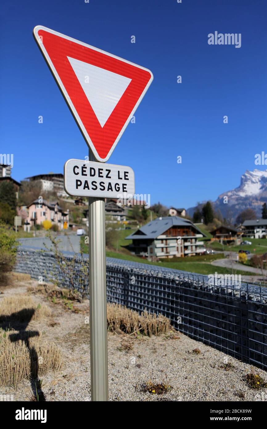 Cédez le Passage. Panneau de signalisation routière. Saint-Gervais-les-Bains. Haute-Savoie. Frankreich. Stockfoto