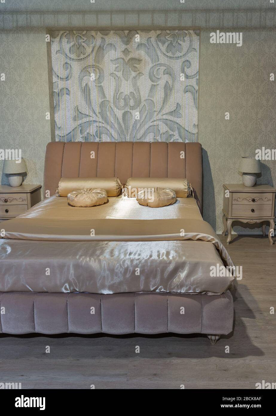 Leeres, modernes, elegantes Schlafzimmer im Stil des Barock mit Kissen Stockfoto