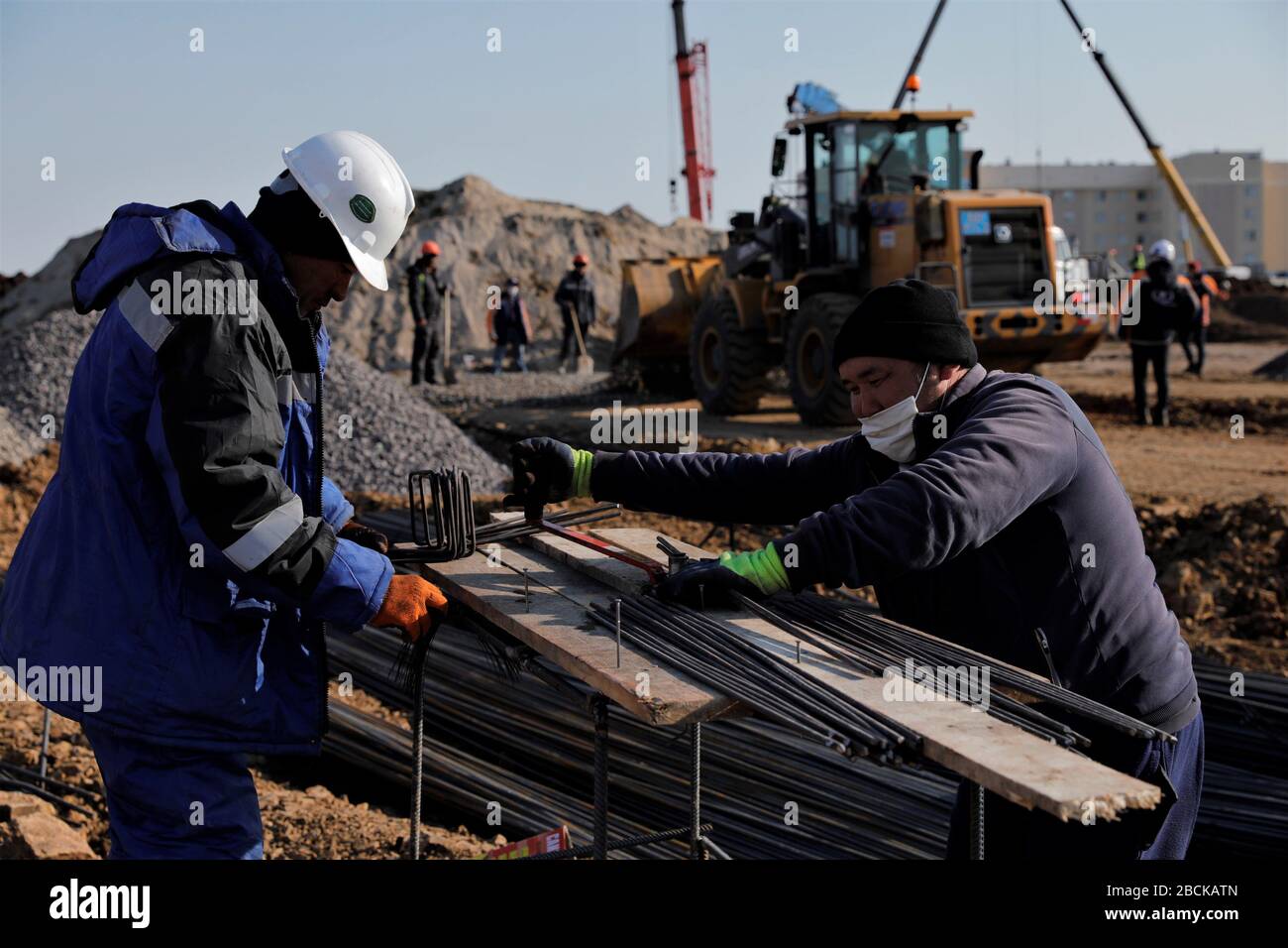 (200404) -- NUR-SULTAN, 4. April 2020 (Xinhua) -- Bauarbeiter arbeiten an der Baustelle eines Krankenhauses für Infektionskrankheiten im Vorort Nur-Sultan, Kasachstan, 3. April 2020. Kasachstan baut drei Krankenhäuser in den großen Städten Nur-Sultan, Almaty und Shymkent, um die COVID-19-Epidemie zu bewältigen. Die Krankenhäuser werden voraussichtlich in 3-4 Wochen Patienten bekommen. (Foto von Kalizhan Ospanov/Xinhua) Stockfoto