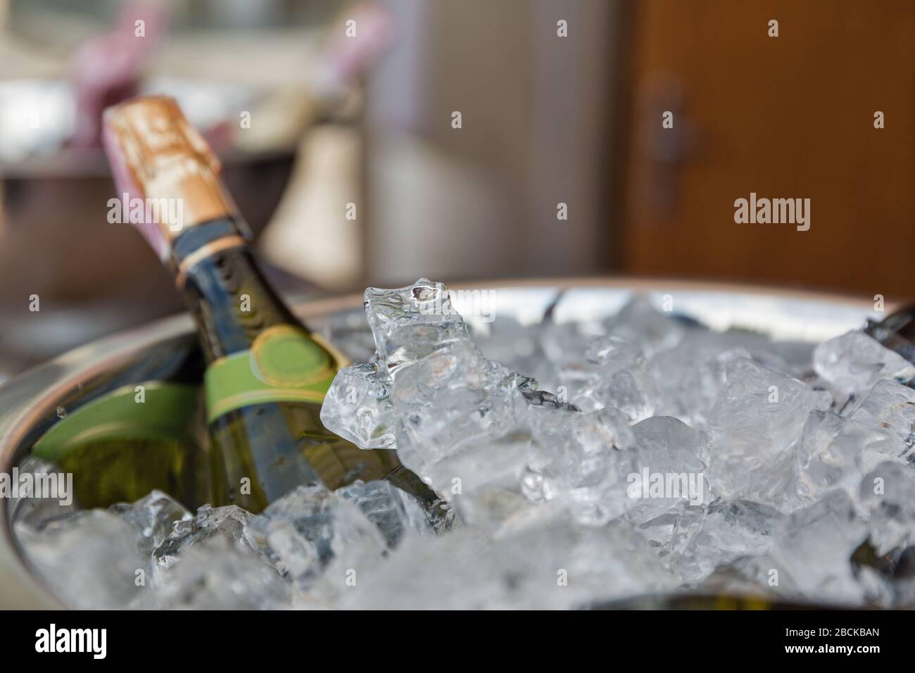 Sekt Flasche im Eisbecher im Nahbereich Stockfoto
