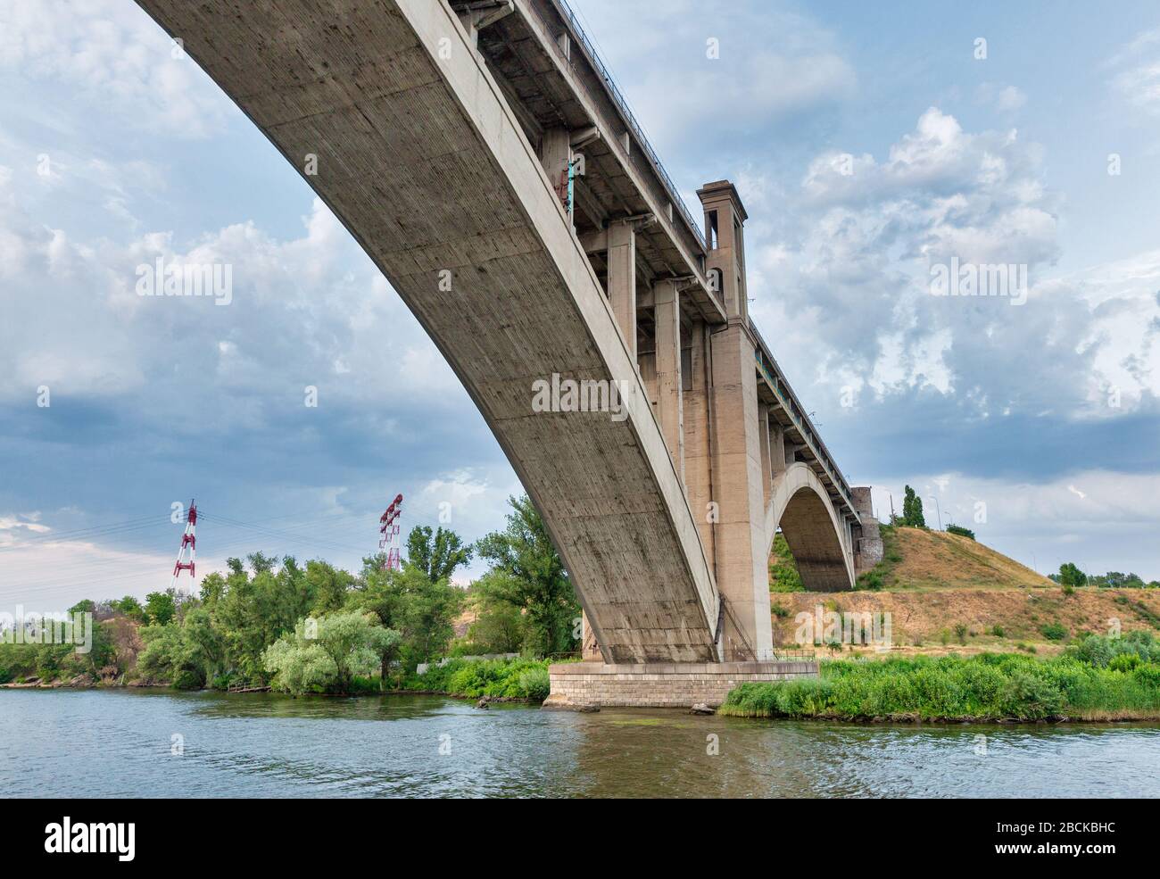 Preobrazhensky-Brücke über den Fluss Dnieper zur Insel Khortitsa in der Stadt Saporozhye, Ukraine. Von unten. Stockfoto
