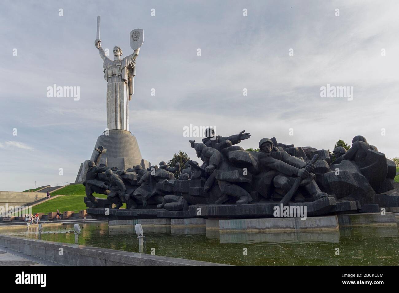 Kiew, Ukraine - 18. Mai 2019: Das berühmte Denkmal für das Vaterland, auch bekannt als Rodina-Mat unter bewölktem Himmel Stockfoto