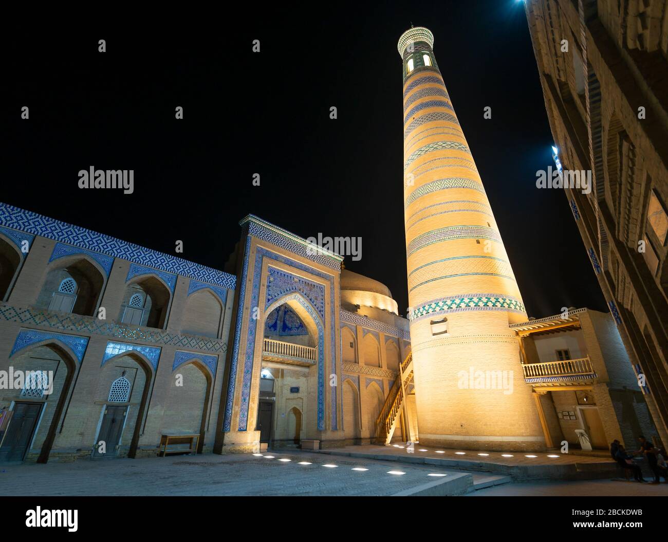 Islam Khodja Minarett in Chiwa, Usbekistan bei Nacht. Erste usbekische Stätte, die 1990 in die UNESCO-Welterbeliste aufgenommen wurde. Im Inneren Itchan Kala. Stockfoto