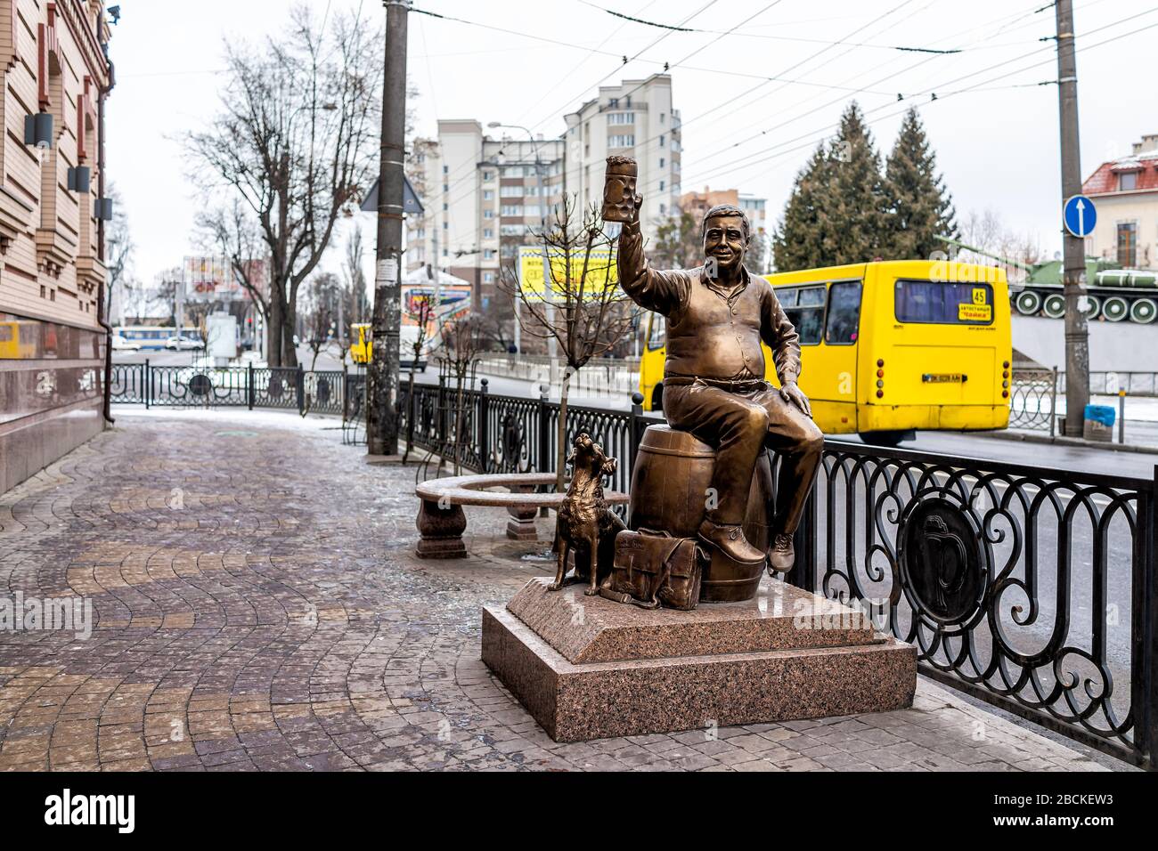 Rivne, Ukraine - 6. Januar 2020: Westukrainische Stadt Rovno mit Statusskulptur in der Nähe der Bierbrauerei berühmte historische Fabrik namens Riven Stockfoto