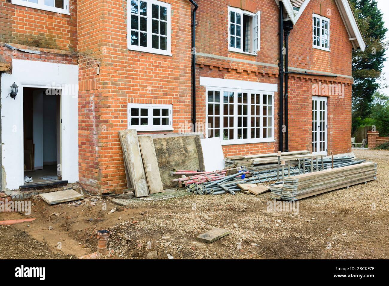 Hausverbesserung, Bauarbeiten außerhalb eines viktorianischen Hauses in Buckinghamshire, Großbritannien Stockfoto