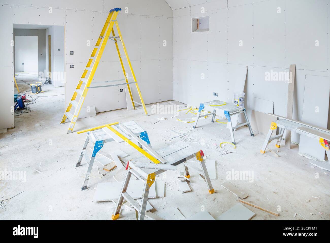 Gipskartonplatten werden bei einer Hausrenovierung in einem Raum installiert Stockfoto