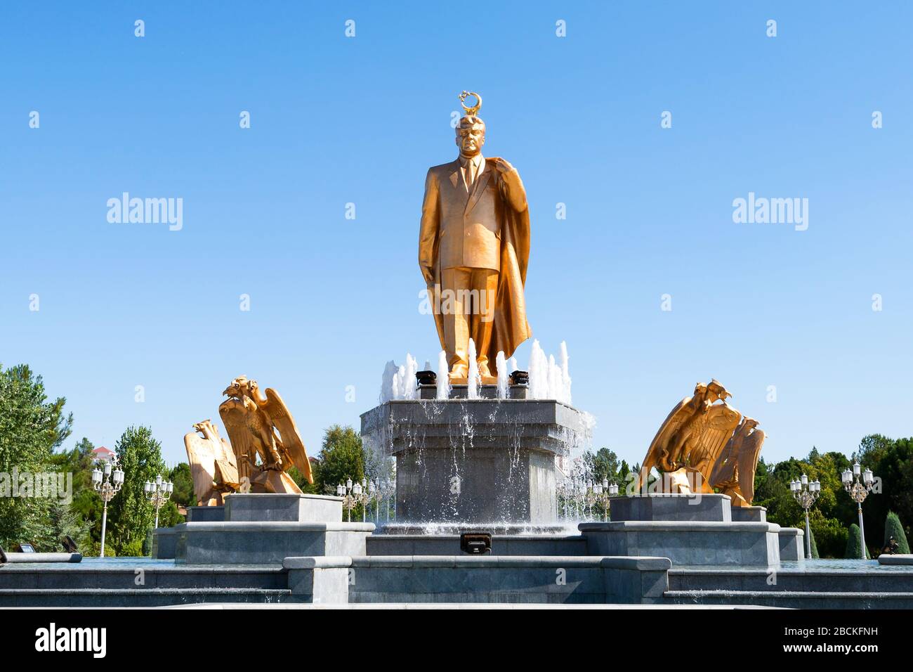 Saparmurat Nijasov Statue von Gold im Independence Park, Aschgabat, Turkmenistan. Erster turkmenischer Präsident, auch bekannt als Turkmenbashi. Goldene Statue. Stockfoto