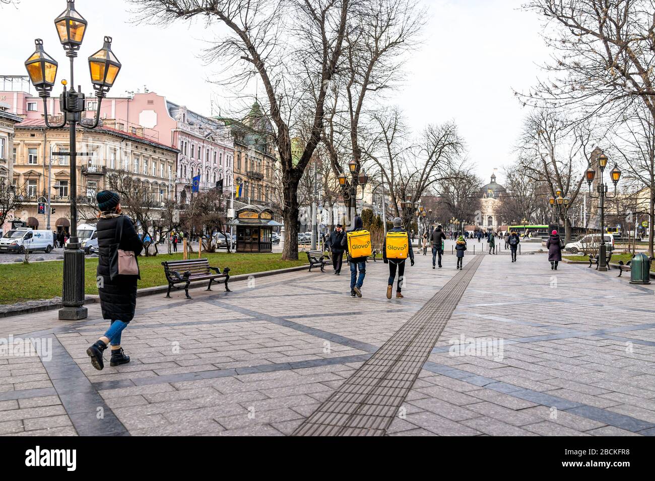 Lwiw, Ukraine - 21. Januar 2020: Historische ukrainische Lvov Stadt in der Altstadt mit Menschen zu Fuß in Richtung Zentrum Innenstadt Park Gasse Straße Weg OP Stockfoto