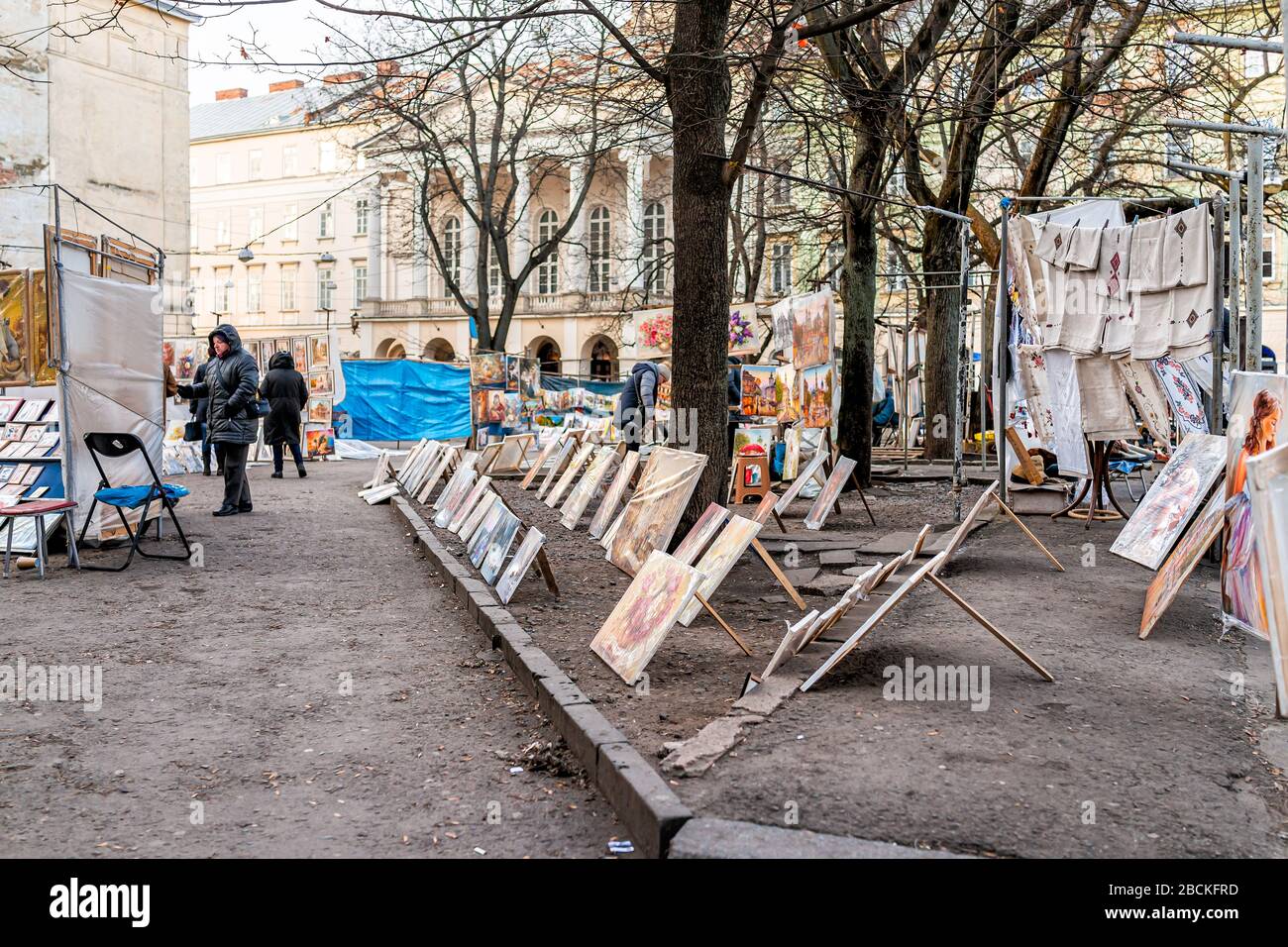 Lwiw, Ukraine - 21. Januar 2020: Historische ukrainische Lvov-Stadt in der Altstadt mit Menschen auf dem Basar-Flohmarkt im Zentrum der Innenstadt im Winter Stockfoto