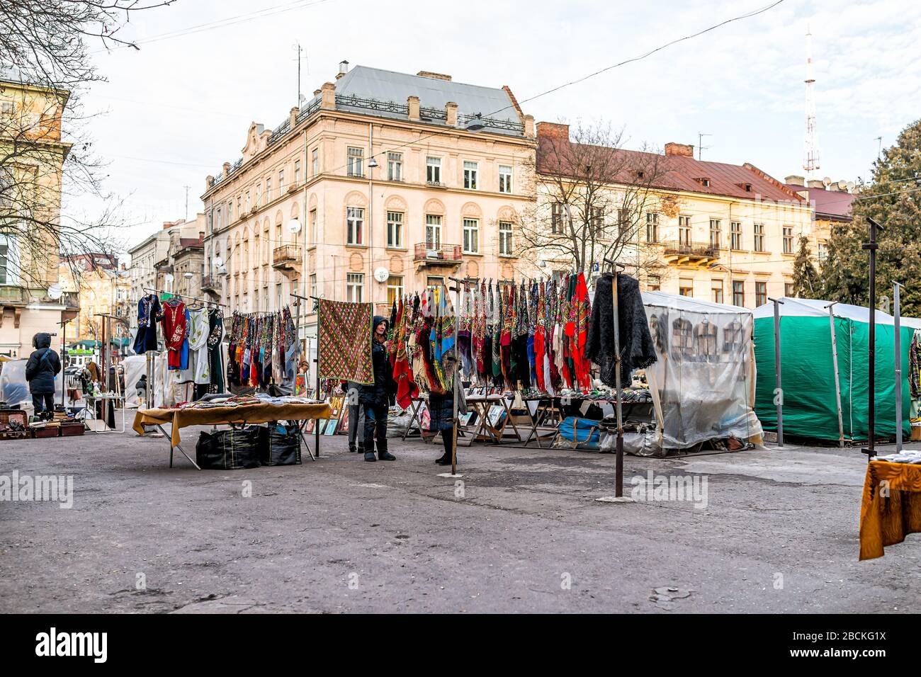 Lwiw, Ukraine - 21. Januar 2020: Ukrainische Lvov-Stadt in Altstadt mit Menschen auf dem Basar-Flohmarkt, der im Winter Kleidung im Zentrum der Innenstadt verkauft Stockfoto
