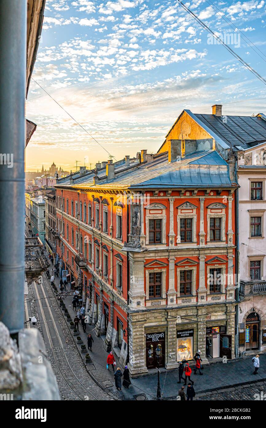 Lwiw, Ukraine - 21. Januar 2020: Luftbild über dem Blick auf die historische ukrainische Stadt im Altstadtmarkt rynok Platz mit Geschäften und St. George's Kathedrale Stockfoto