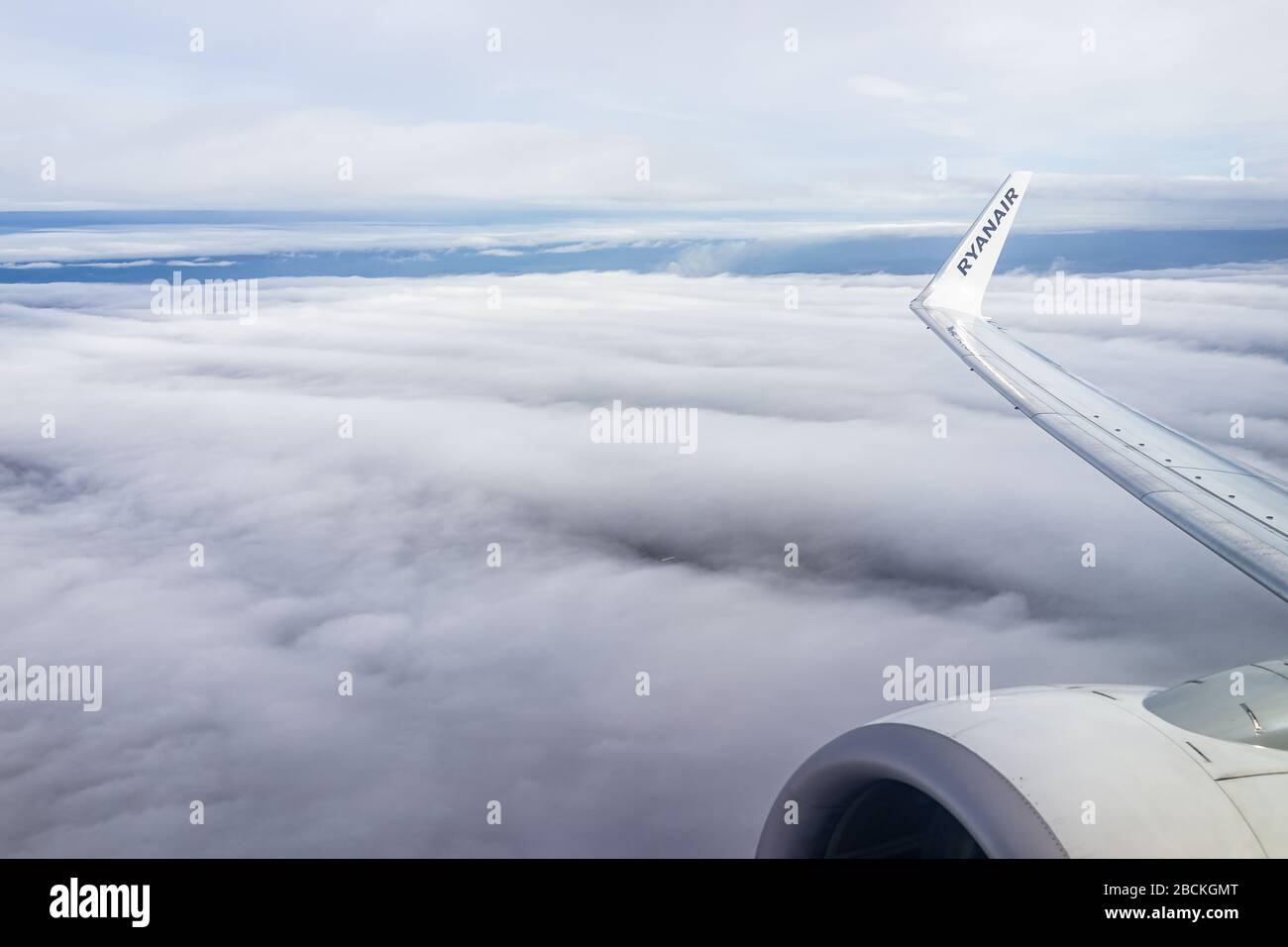 Lwiw, Ukraine - 22. Januar 2020: Weiße Wolken und blauer Himmelshorizont Luftbild aus dem Fenster Ryanair Flugzeug Hochwinkel tagsüber von der Ukraine bis Pol Stockfoto