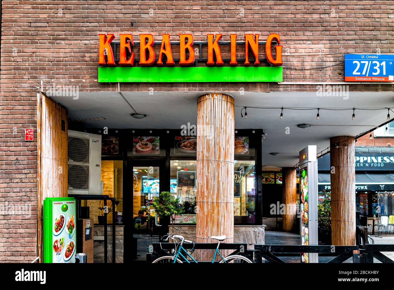 Warschau, Polen - 22. Januar 2020: Schild für Kebab King Shop Restaurant Exterieur in der Innenstadt von Warszawa auf der Chmielna Straße und Speisekarte Stockfoto