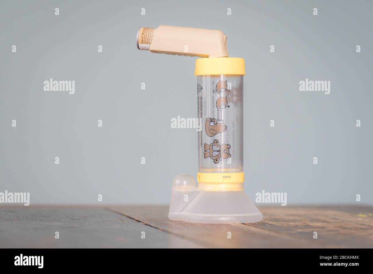 London, Großbritannien - 3. April 2020 - Clenil (Beclomethasone) Inhalator und Child Aerokammer Spacer; häufig verordnete Medikamente zur Asthmabehandlung Stockfoto