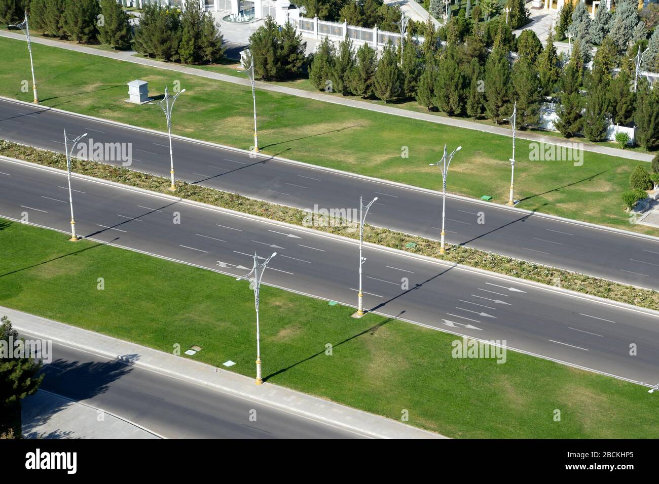 Archabil Hochgeschwindigkeitsautobahn acht Spuren breit in Ashgabat, Turkmenistan. Leere Straße, keine Autos sichtbar. Archabil Autobahn. Stockfoto