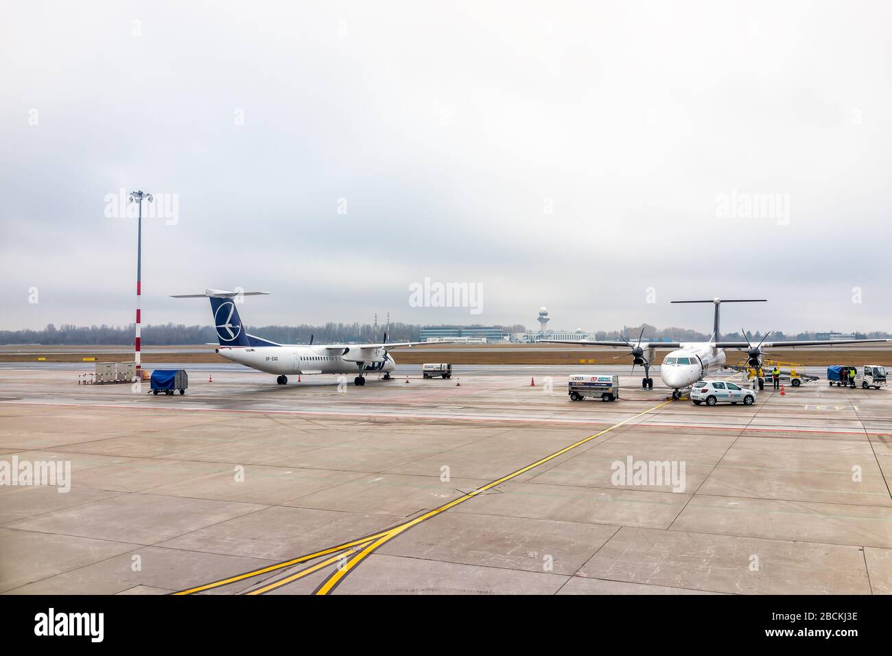 Warschau, Polen - 23. Januar 2020: Internationale Flughafenbahn von Chopin mit Dienstwagen, die mit dem Terminal Gate in Warszawa das Flugzeug anfeuern Stockfoto