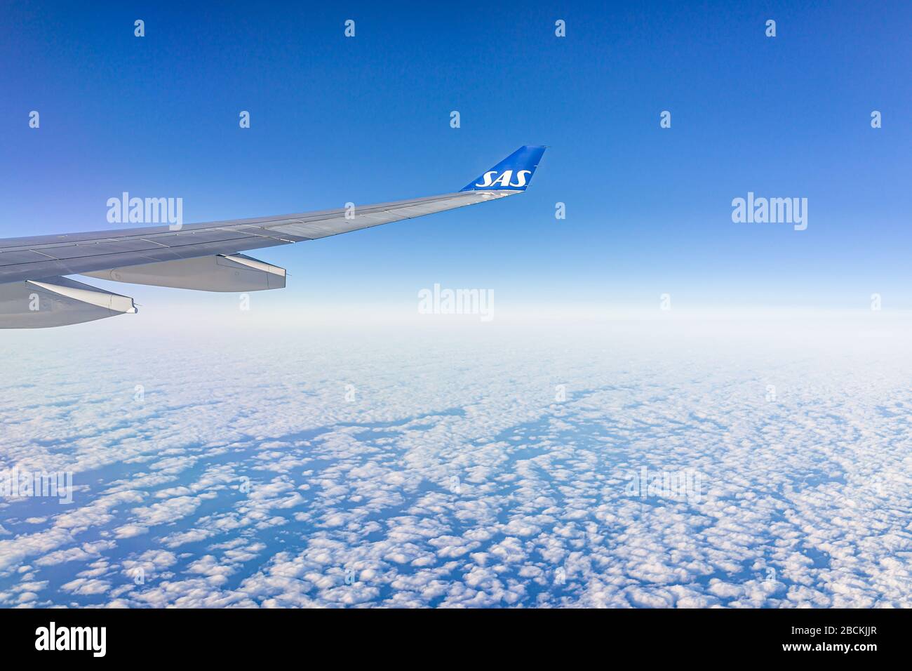 Kopenhagen, Dänemark - 23. Januar 2020: Flugzeug SAS Scandinavier Airlines blauer klarer Himmel hoher Winkel über dem Blick über den Atlantik an sonnigen Tagen Stockfoto