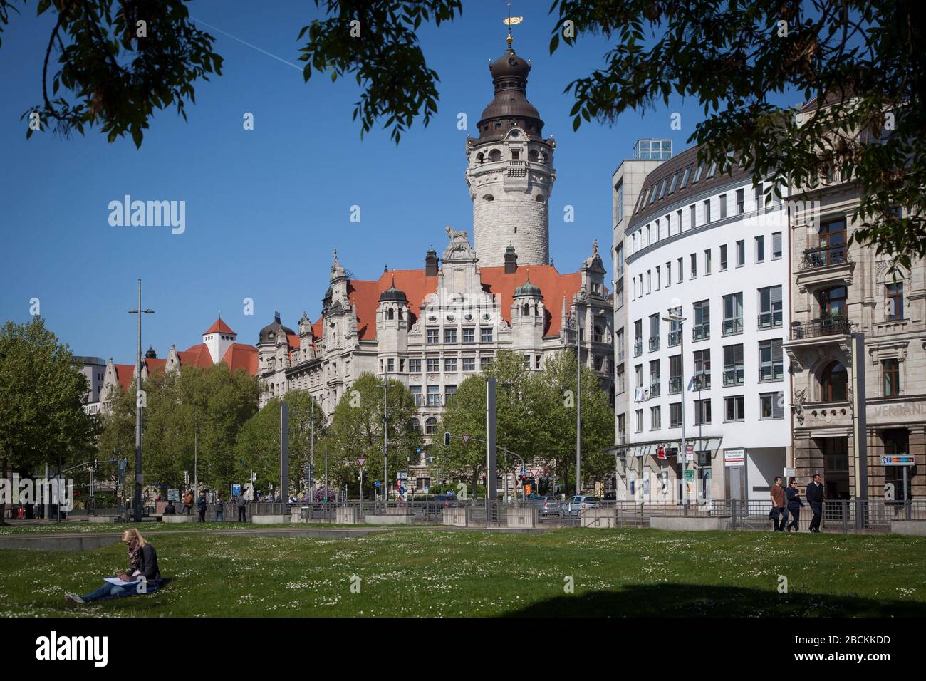 Leipzig, Deutschland, 05-10-2015, Blick auf das neue Rathaus über die Karl-Tauchnitz-Straße Stockfoto