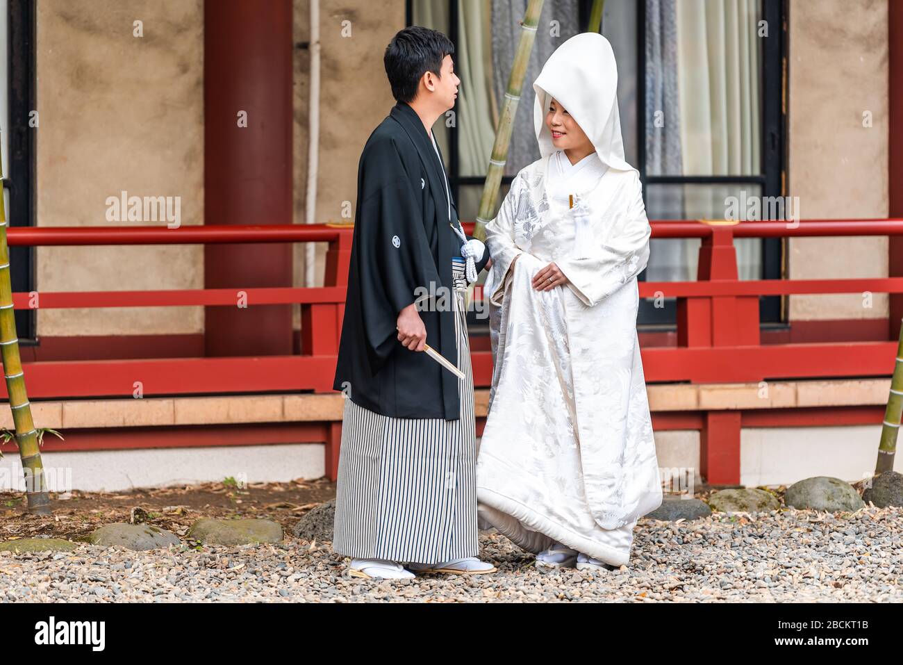 Tokio, Japan - 30. März 2019: HIE-Schrein mit shinto Hochzeitspaar Mann und Frau in Kimono bei der religiösen Zeremonie im japanischen Bambusgebäude im Garten Stockfoto