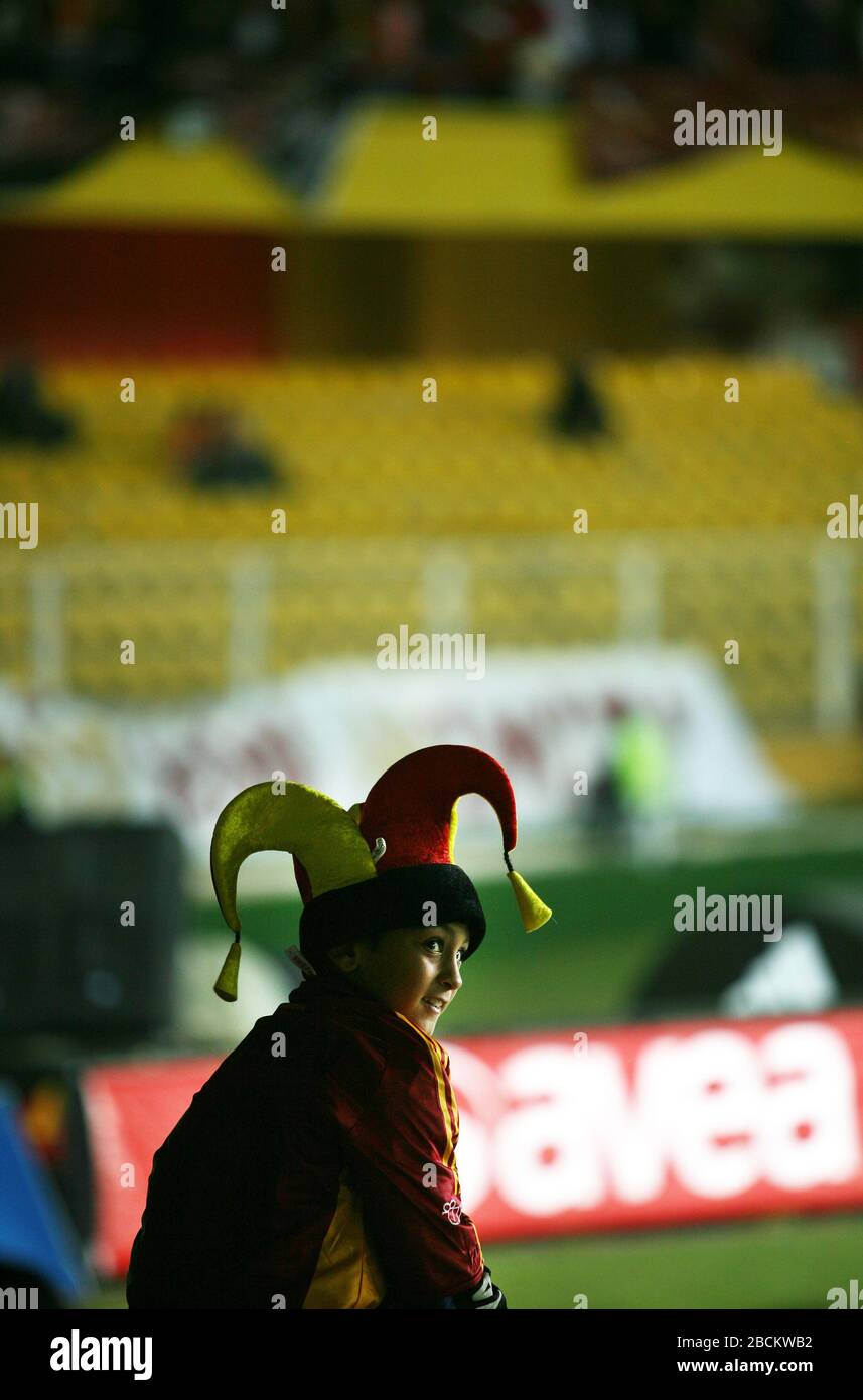 ISTANBUL, TÜRKEI - 6. MÄRZ: Junger Galatasaray-Fan im Ali Sami Yen Stadium am 6. März 2009 in Istanbul, Türkei. Galatasaray-Fans Spitzname ist Ultraslan. Stockfoto