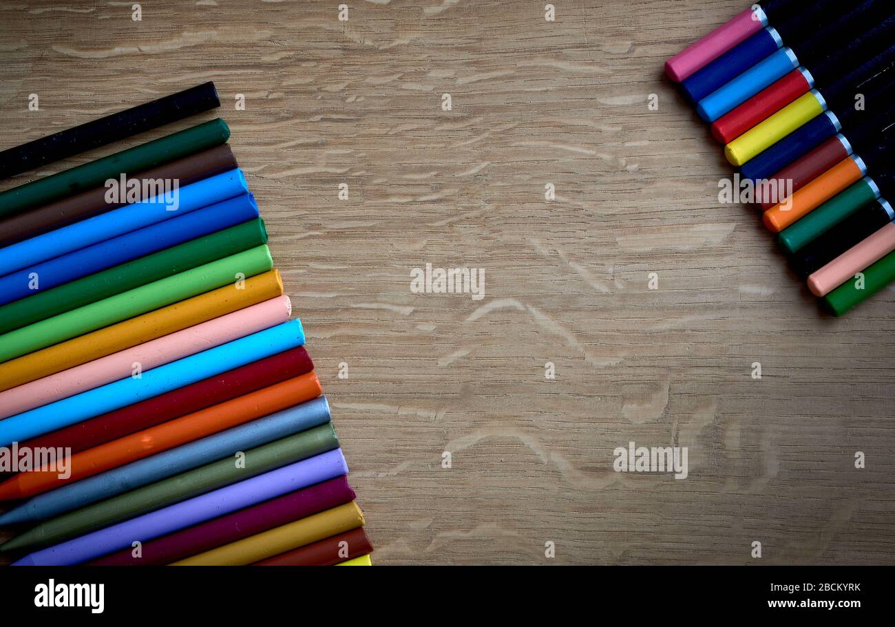 Set von Farben, Wachsen, Pastelle auf einem Holzsockel Stockfoto