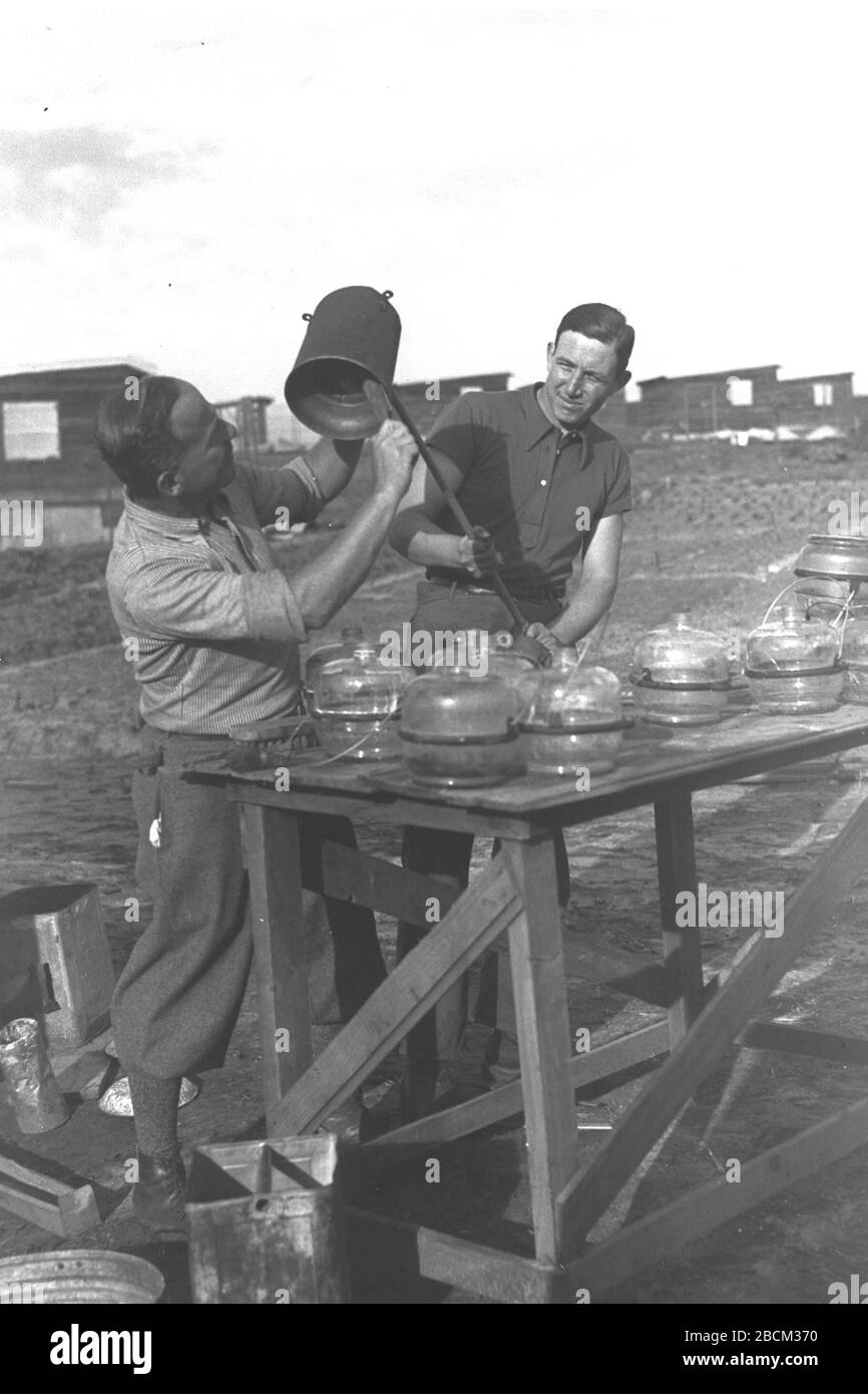 Englisch Die Ansiedler Die Kerosinbehalter Fur Herde Im Huhn Fullen Laufen Bei Ramot Hashavim U O O C E O U U U U E O U I O O O U I U E O E U I C E U I I C E O U 01 06 1935