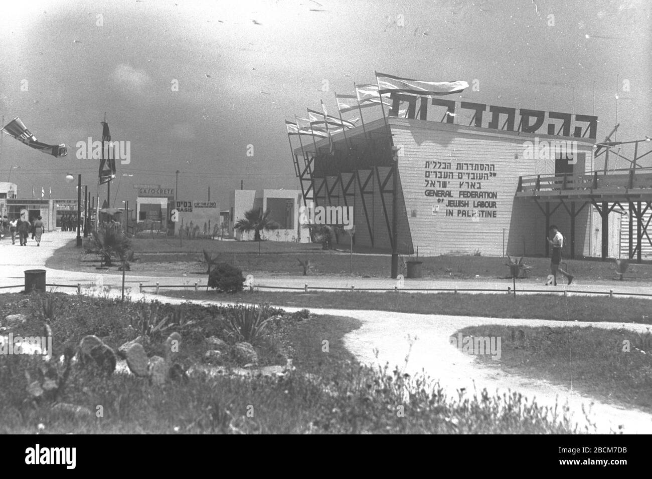 English The Histadrut Pavilion At The Fair Ground In Tel Aviv I E O U C U I I I I E I O I I O I E U E E O E 01 05 1936 Erhaltlich Unter Der Digitalen Id D22 070 Bei Der Staatlichen